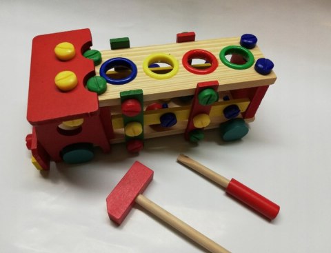 Drewniane autko edukacyjne narzędzia młotek kulki